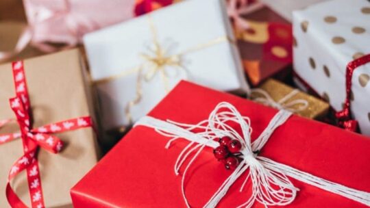Comment offrir des cadeaux aux enfants à la maison : Conseils, histoires et idées